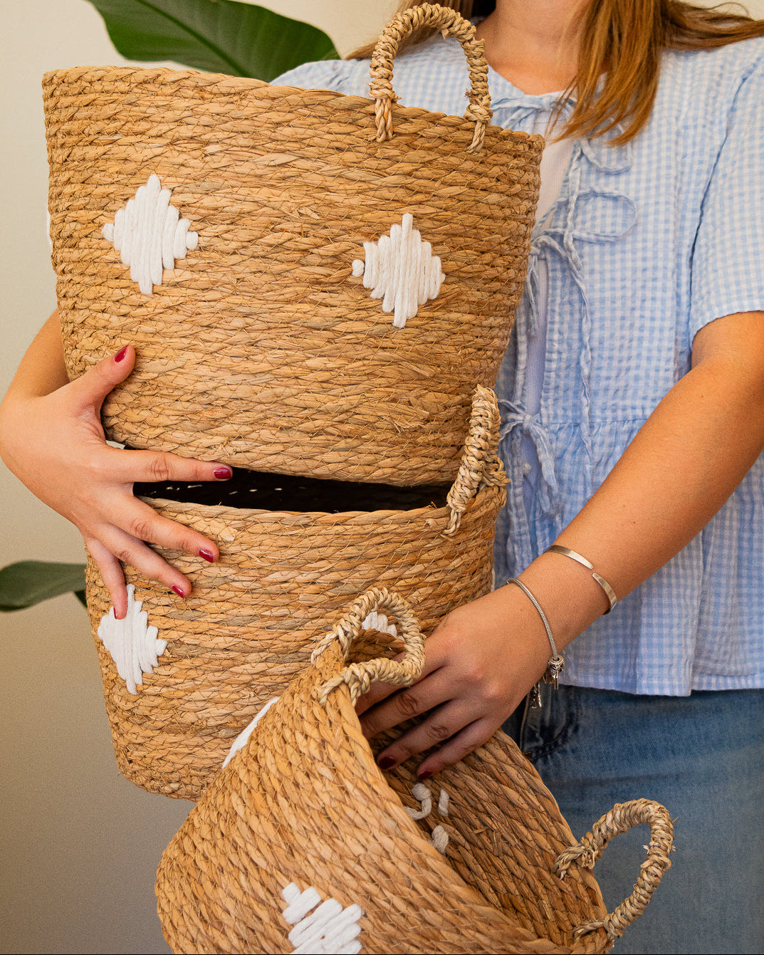 Canastos Tejidos con Detalles en Blanco