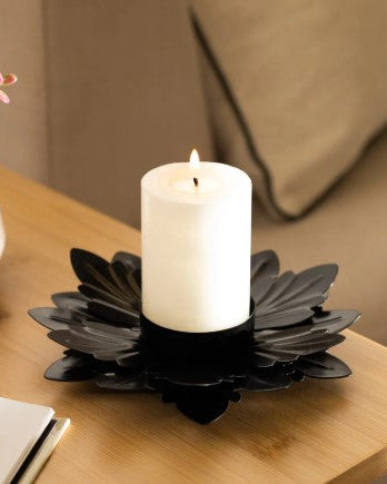 Porta vela de metal con forma de flor
