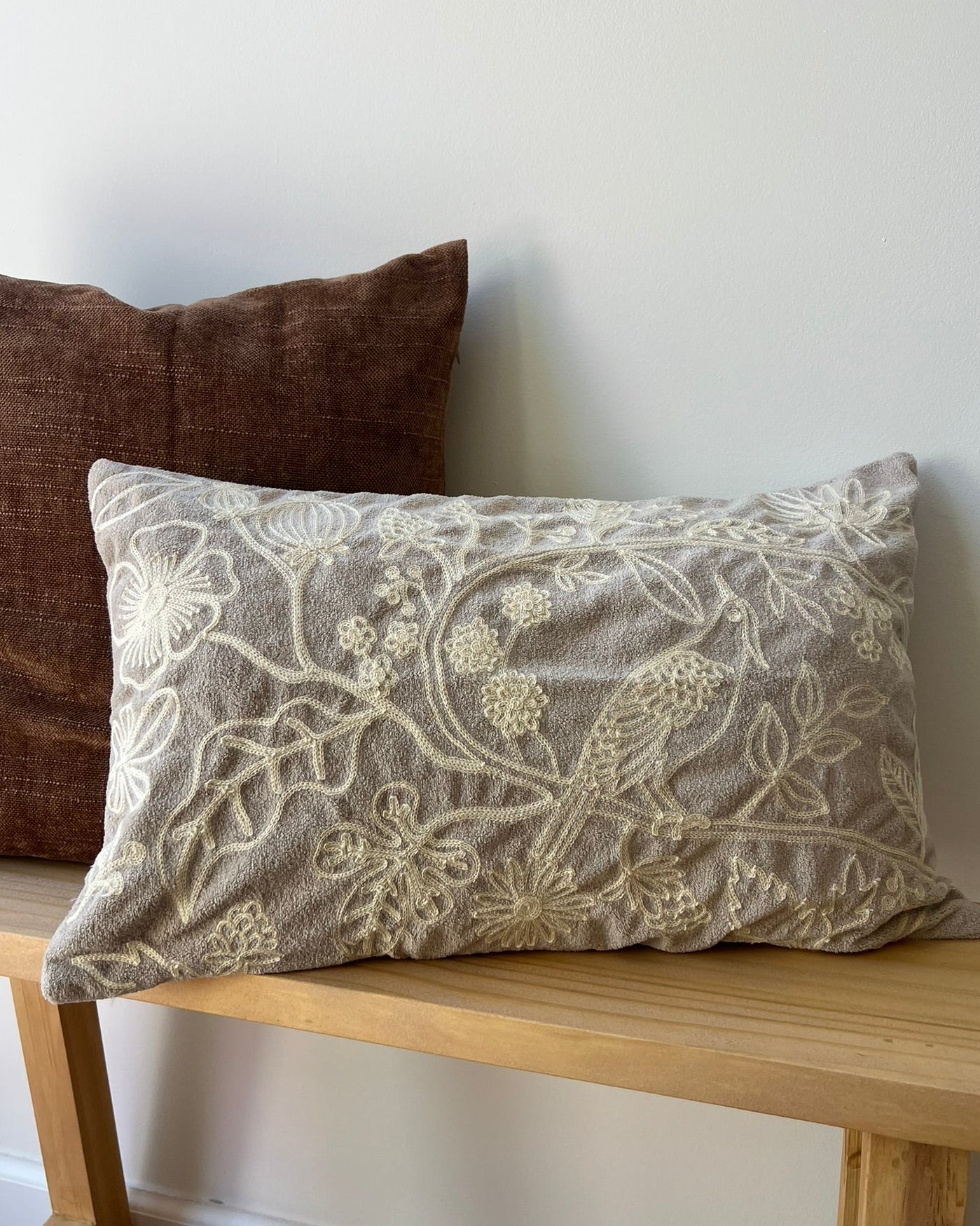 Funda de almohadón bordada