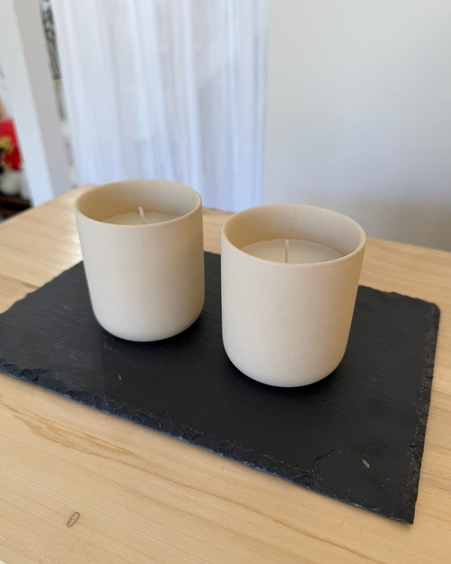 Vela aromática en recipiente de cerámica