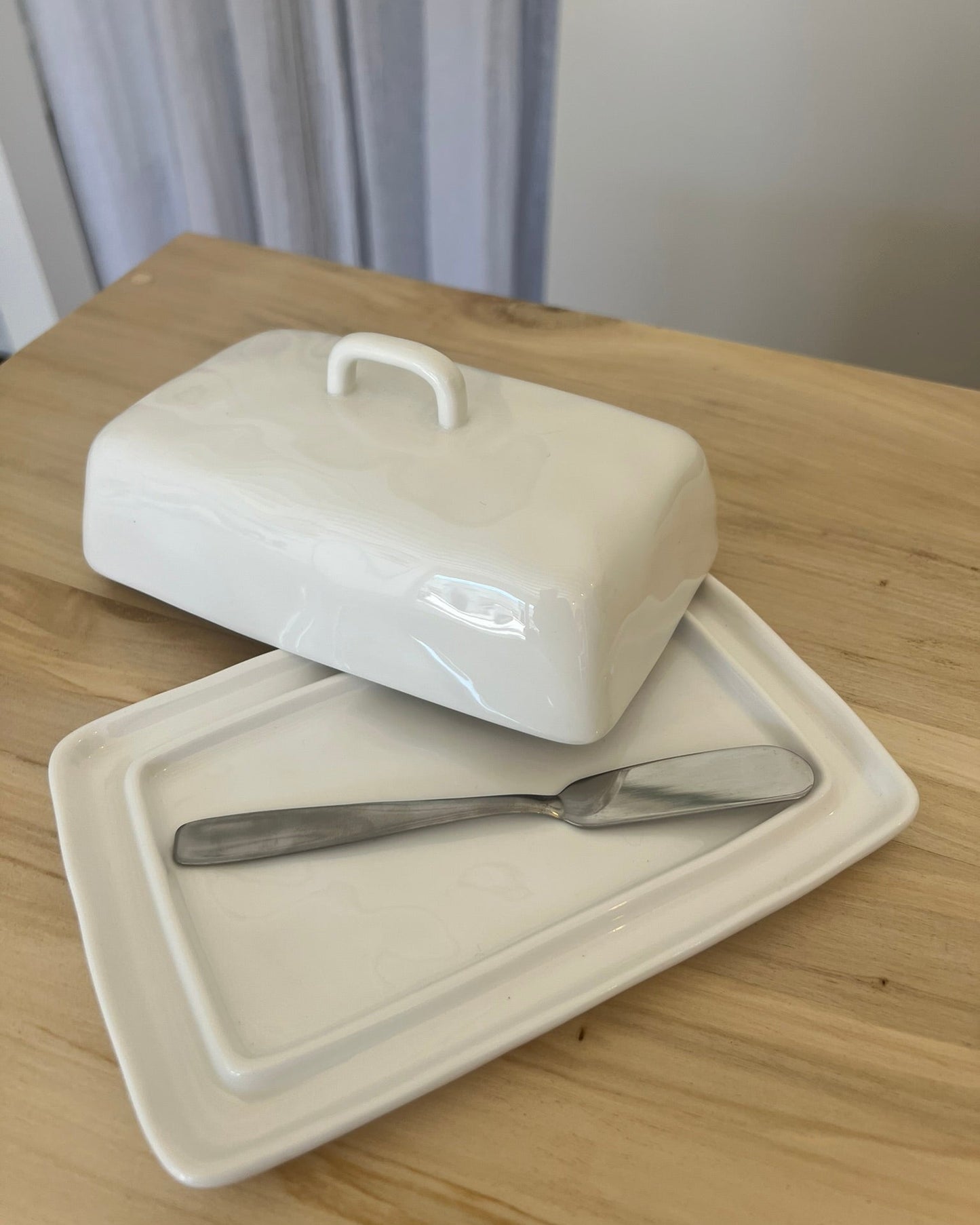 Mantequera de porcelana con untador