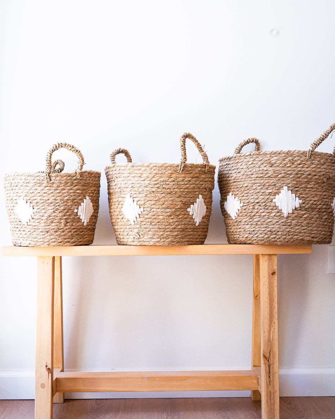 Canastos Tejidos con Detalles en Blanco