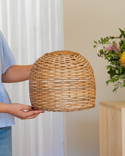 Pantalla de mimbre tejida