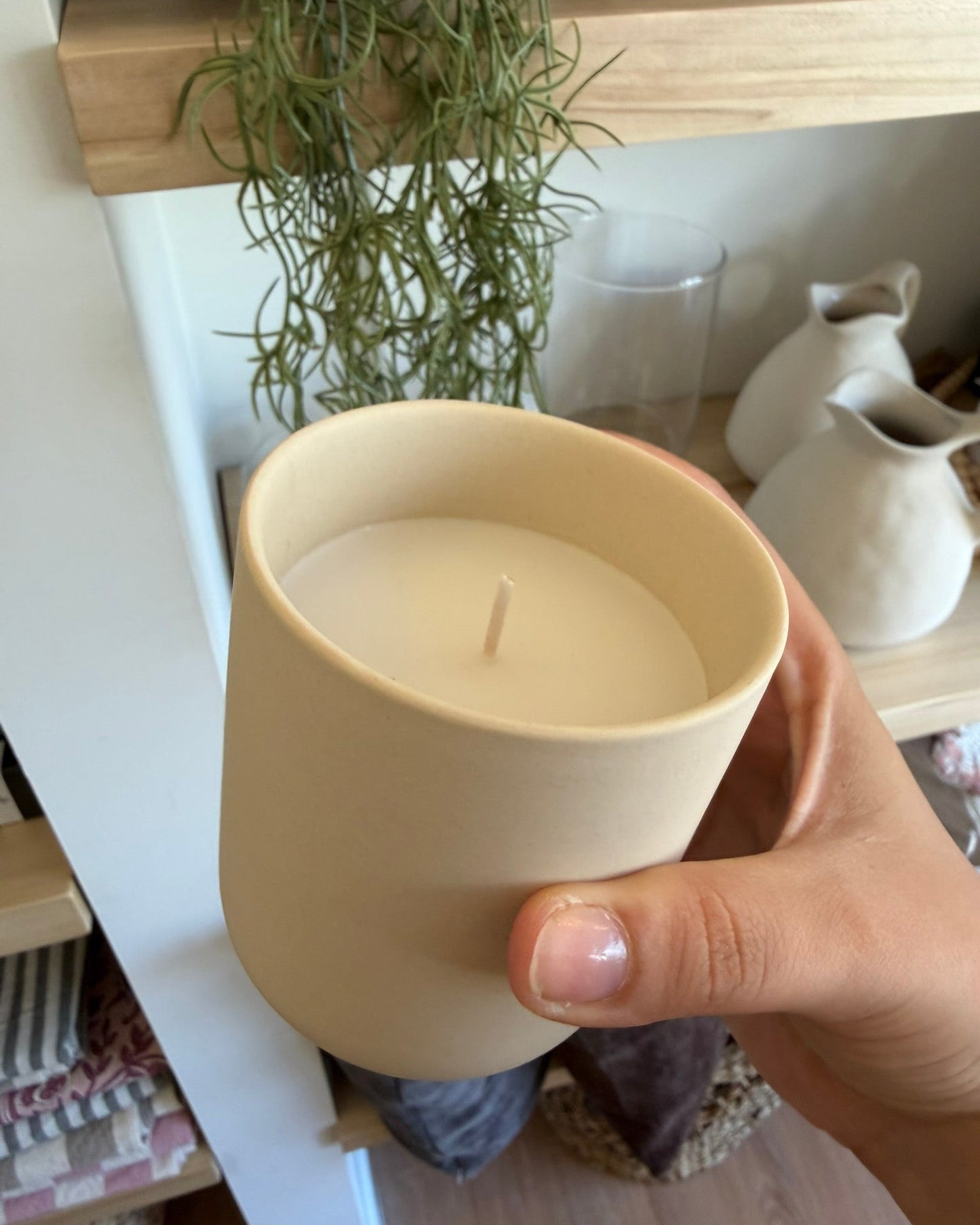 Vela aromática en recipiente de cerámica