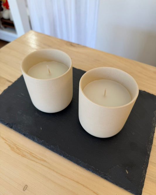 Vela aromática en recipiente de cerámica