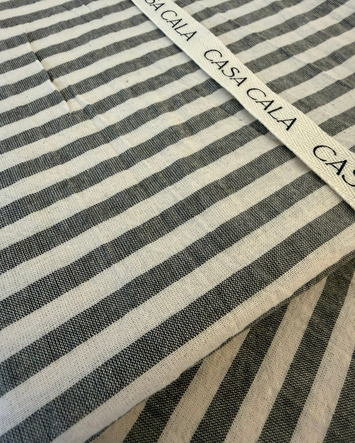 Mantel rayas finas gris oscuro y crudo