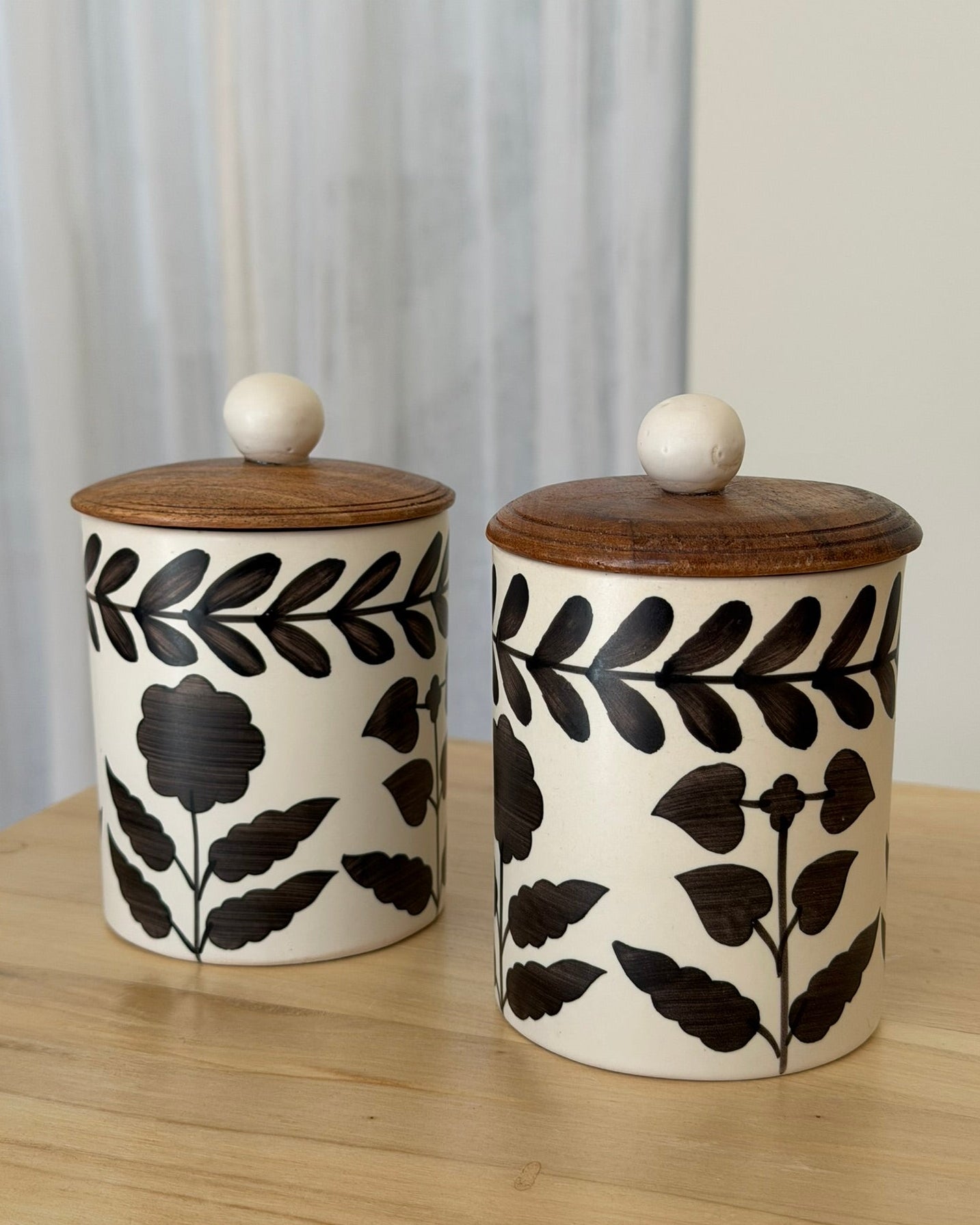 Frasco de cerámica con tapa de madera