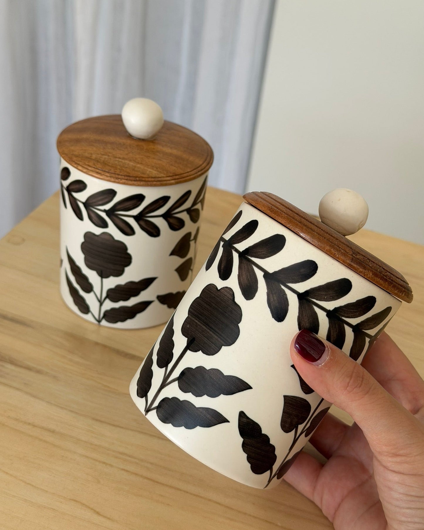 Frasco de cerámica con tapa de madera