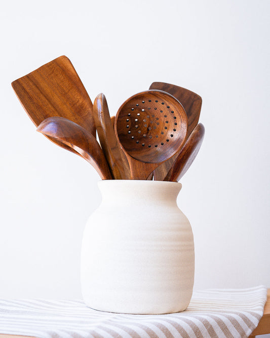 jarrón con 7 utensilios